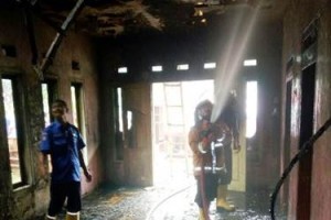 Tim pemadam kebakaran saat memadamkan api yang membakar rumah warga Kramatmulya